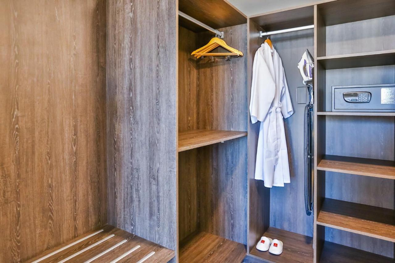 Transamerica Collection กัวยาเนีย ภายนอก รูปภาพ A wardrobe
