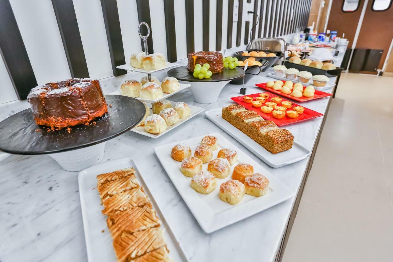 Transamerica Collection กัวยาเนีย ภายนอก รูปภาพ A selection of cakes at a buffet