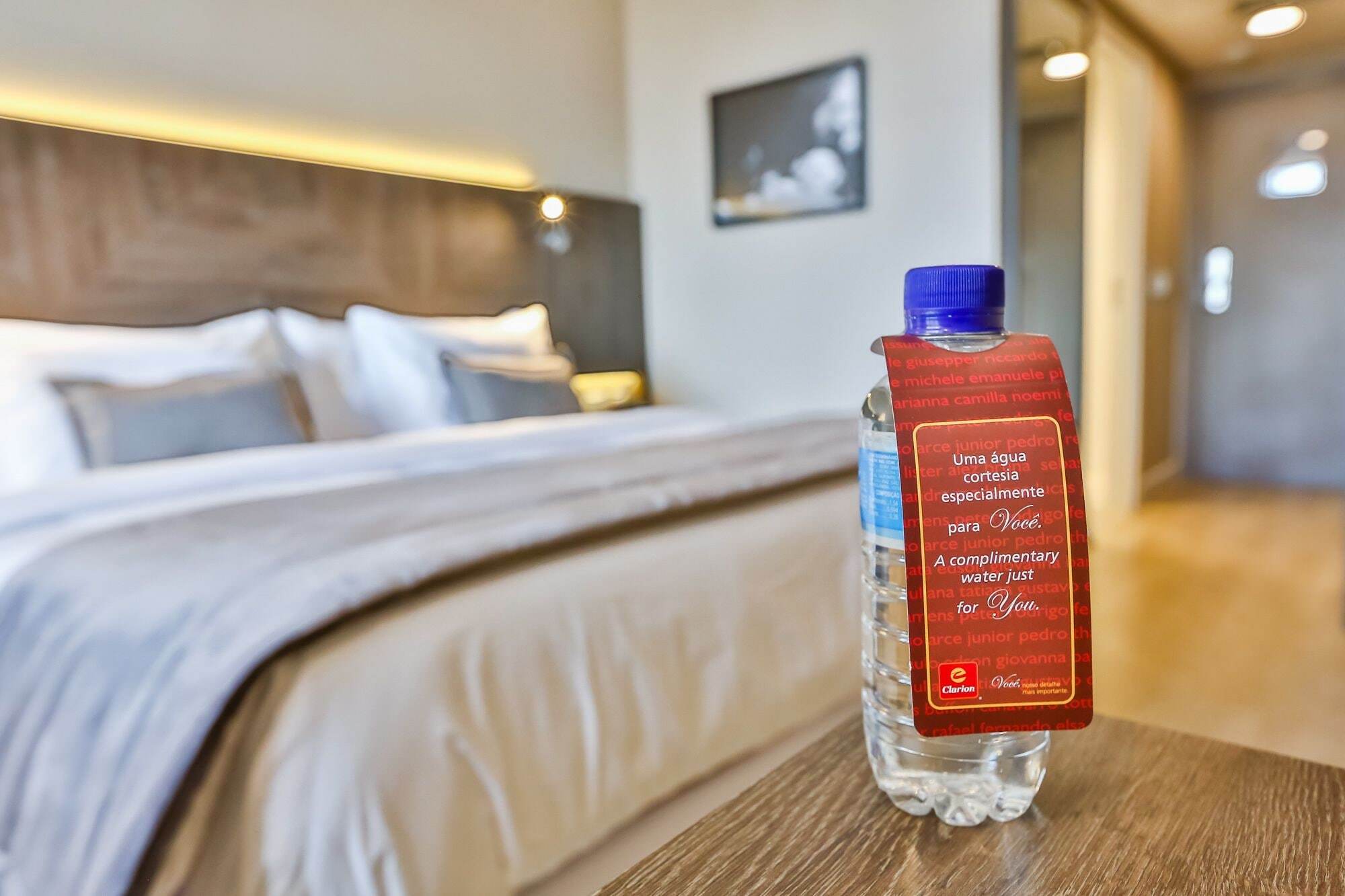 Transamerica Collection กัวยาเนีย ภายนอก รูปภาพ A bottle of water in a hotel room